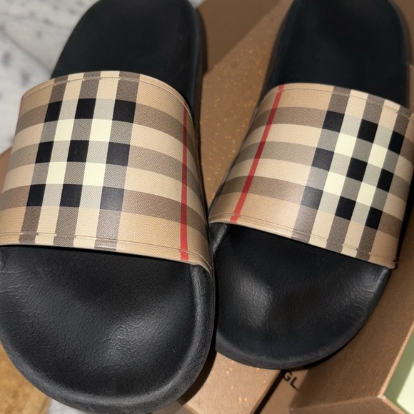 Little kids Burberry slides LIKE NEW!!! Worn once - Picture 3 of 4